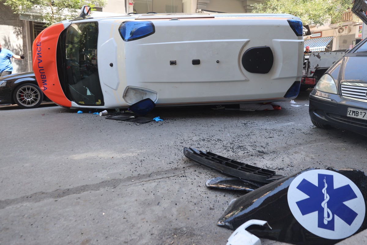 Καρέ-καρέ το δυστύχημα με το ασθενοφόρο στο Γουδί – Το εμβόλισε βαν που παραβίασε STOP (VIDEO)