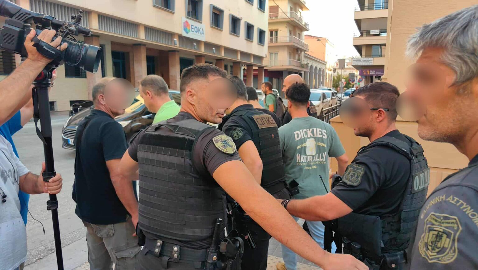 Πάτρα: Προθεσμία για απολογία στους κατηγορούμενους για εμπρησμό – Οργισμένο πλήθος έξω από τα δικαστήρια