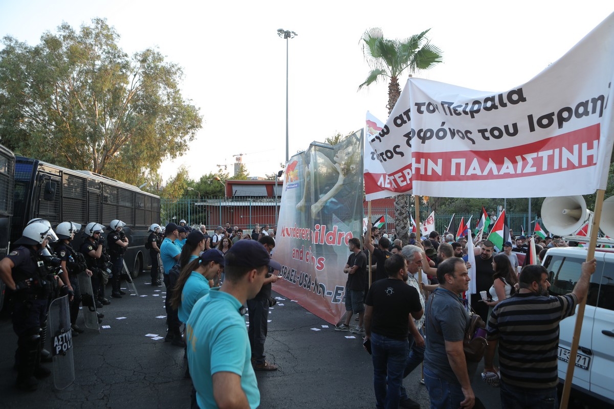 Συγκέντρωση στον Πειραιά για την άφιξη κρουαζιερόπλοιου με Ισραηλινούς