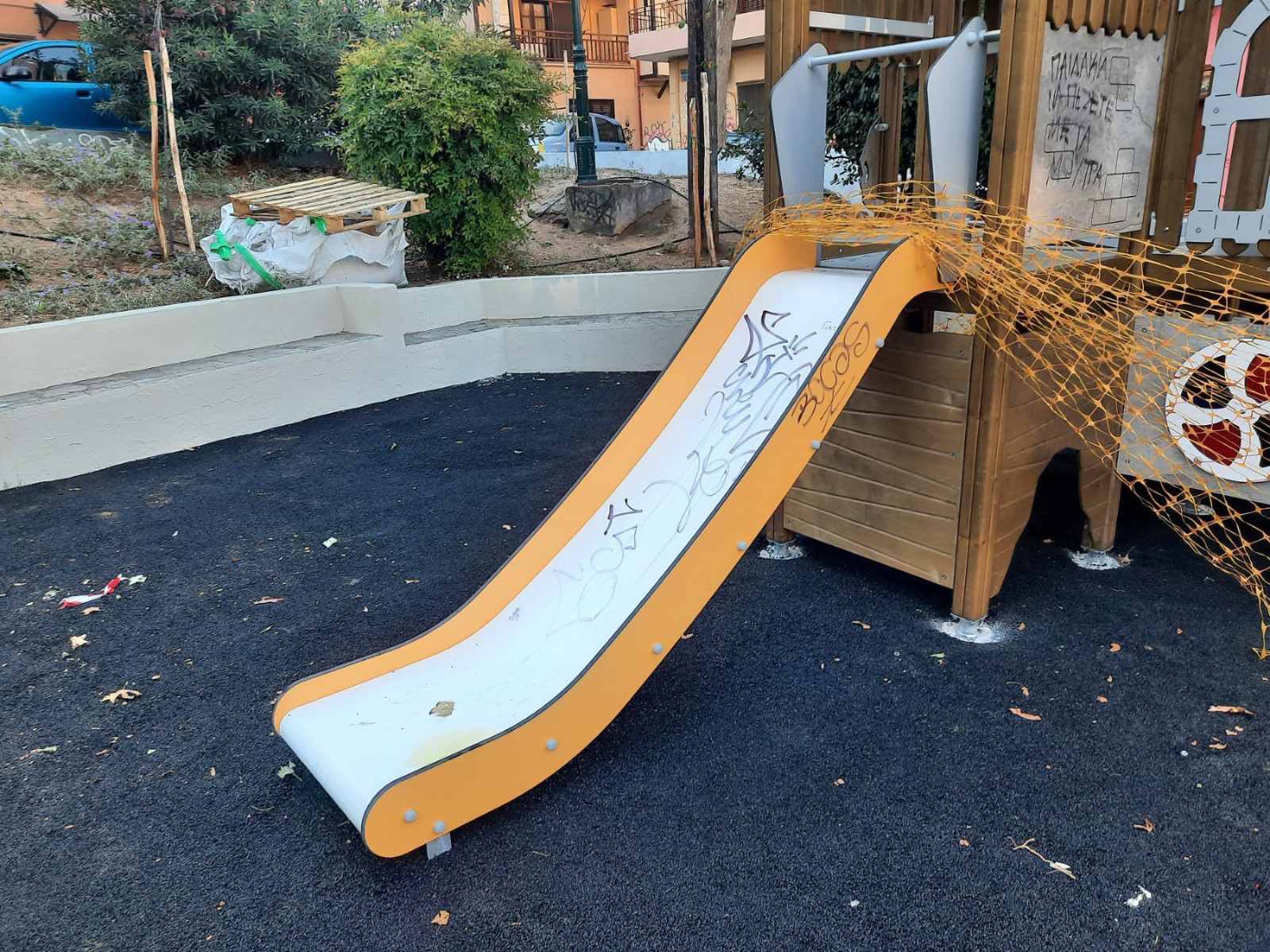 Θεσσαλονίκη: Ζημιές στην υπό κατασκευή παιδική χαρά της πλατείας Καλλιθέας (ΦΩΤΟ)