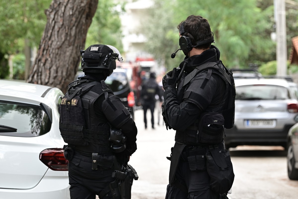 Συνελήφθησαν παιδιά πρώην υπουργού του ΣΥΡΙΖΑ – Στην κατοχή τους γκλοπ και κοκκάλινα γάντια