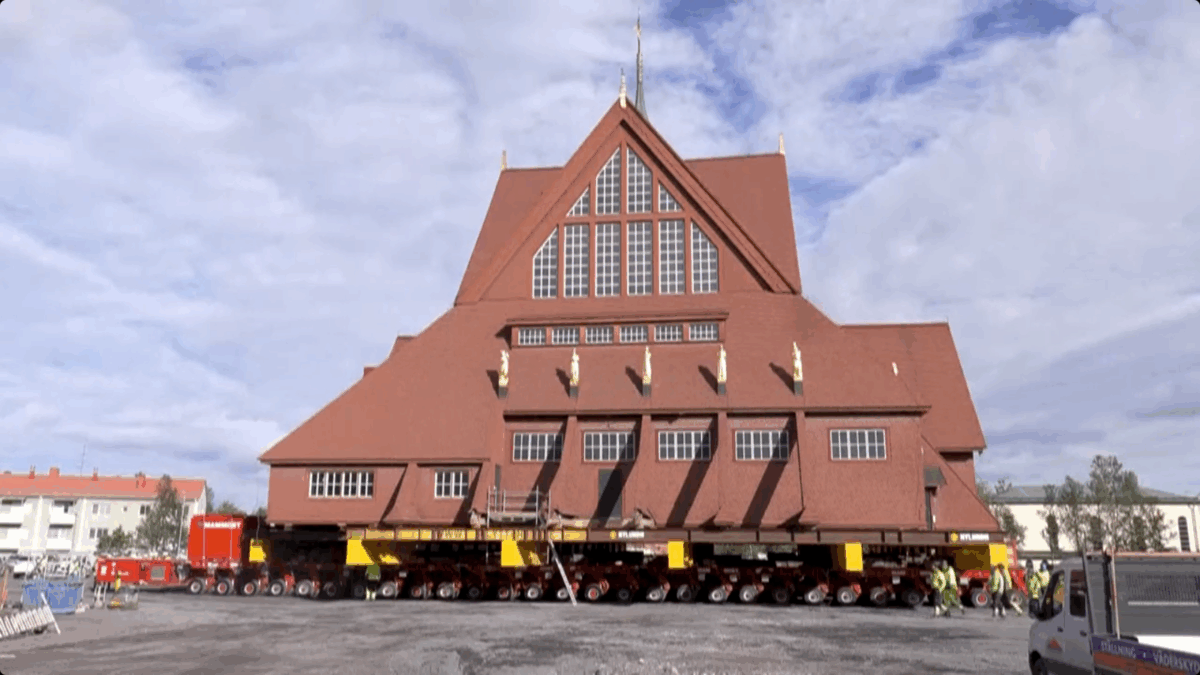 Σουηδία: Ιστορική εκκλησία «μετακομίζει» με ρόδες για να επιτραπεί η επέκταση ορυχείου (VIDEO)