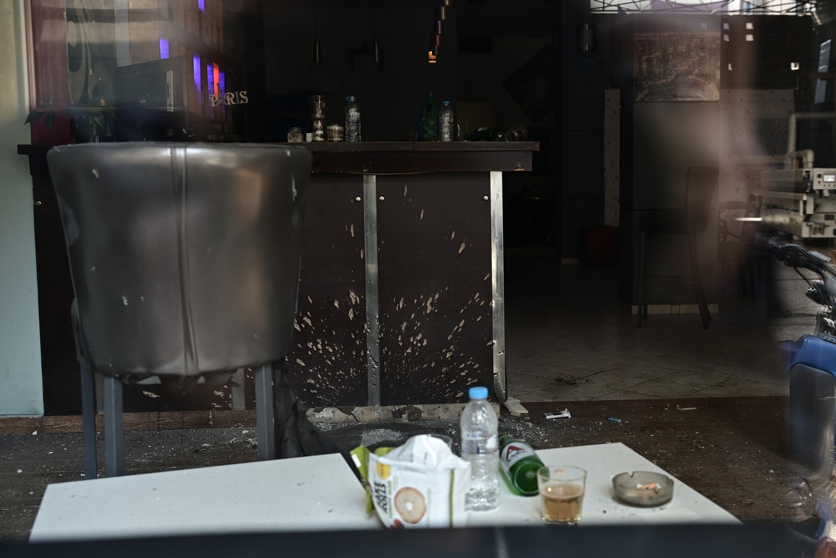 Αττική: Από χειροβομβίδα η έκρηξη με δύο τραυματίες σε καφετέρια