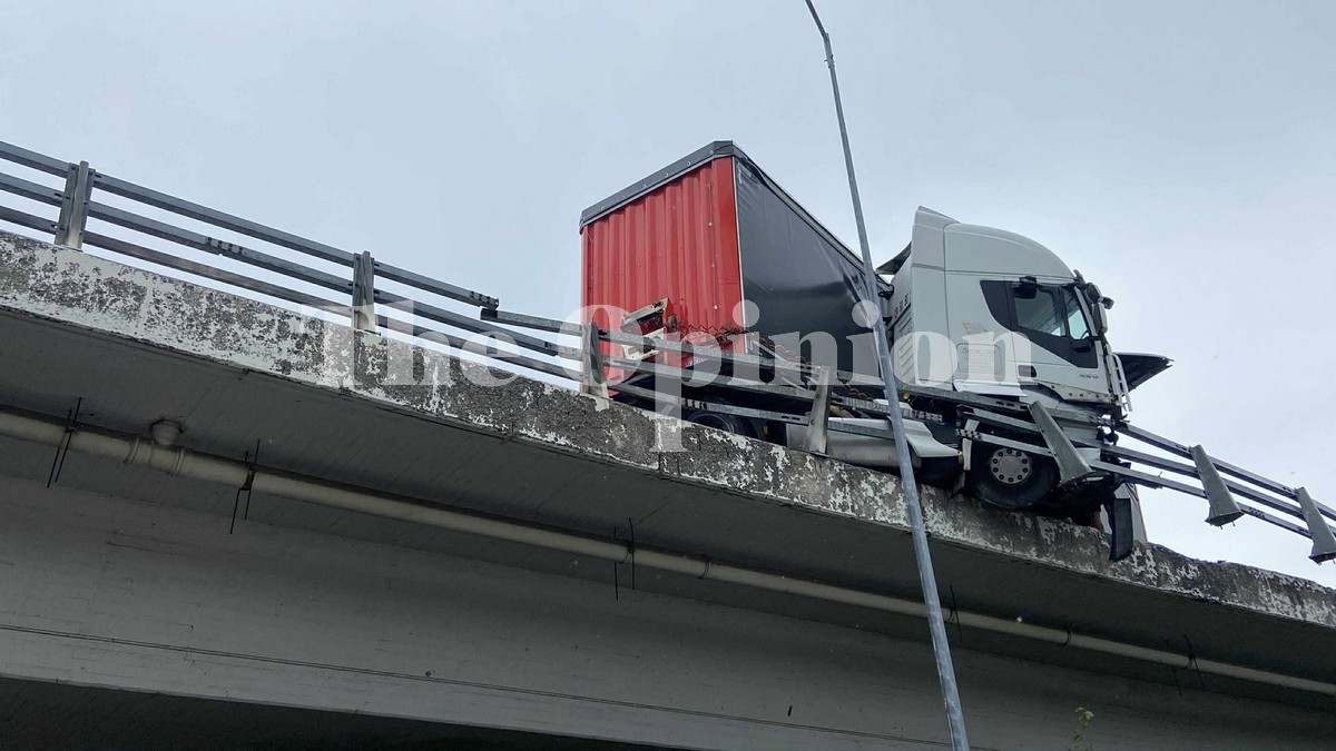 Εγνατία οδός: Εκτροπή νταλίκας στην ΠΑΘΕ – «Κρεμόταν» από την γέφυρα (ΦΩΤΟ-VIDEO)