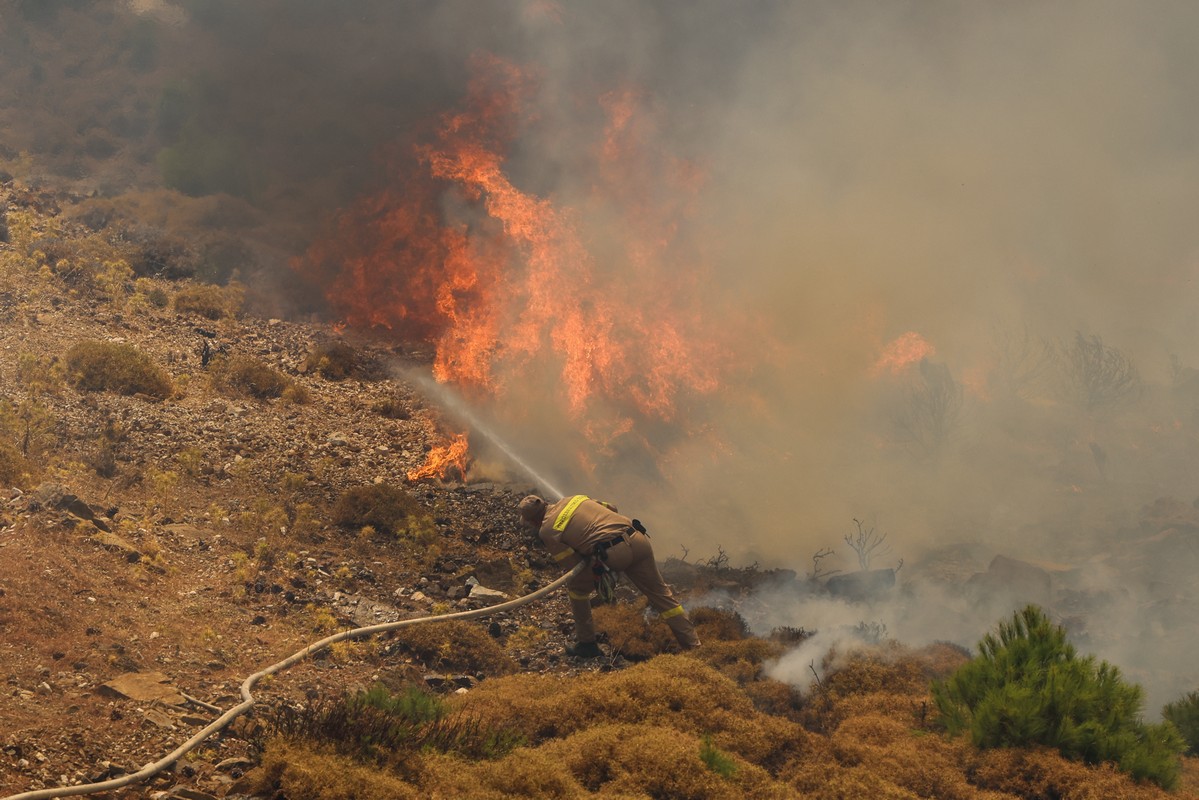 Μεγάλη πυρκαγιά σε δασική έκταση στα Γρεβενά
