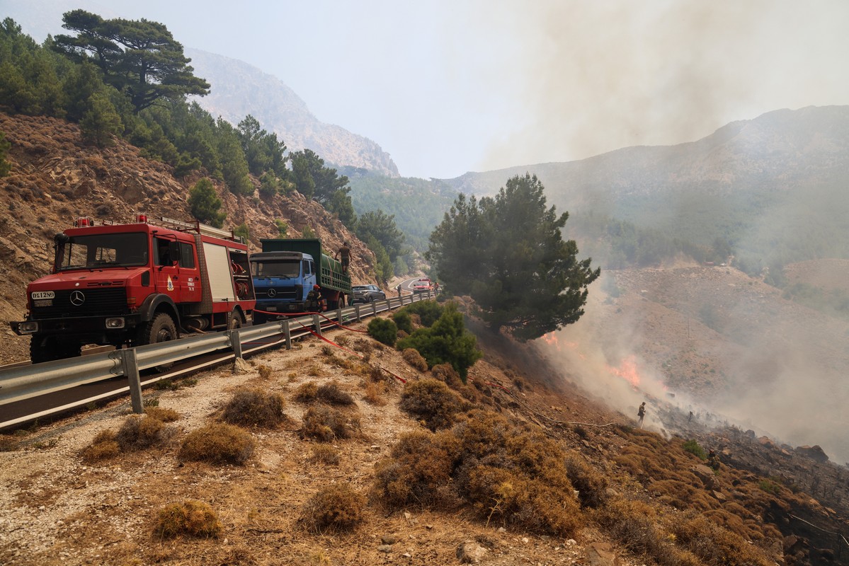 Χίος: Μάχη για την κατάσβεση της φωτιάς και την αποκατάσταση της ηλεκτροδότησης (VIDEO)