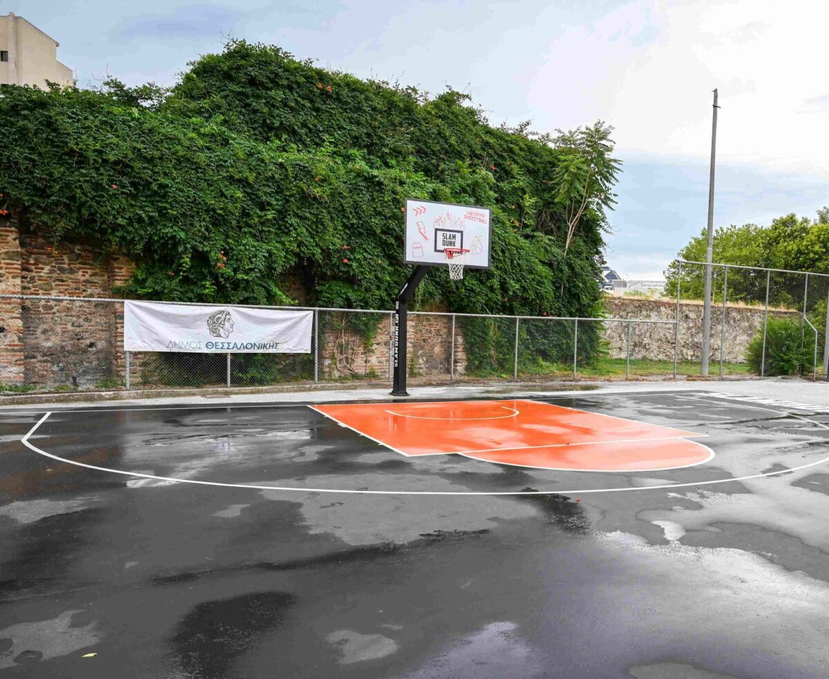 Ολικό «λίφτινγκ» σε ανοιχτό γήπεδο μπάσκετ στην «καρδιά» της Θεσσαλονίκης (ΦΩΤΟ)