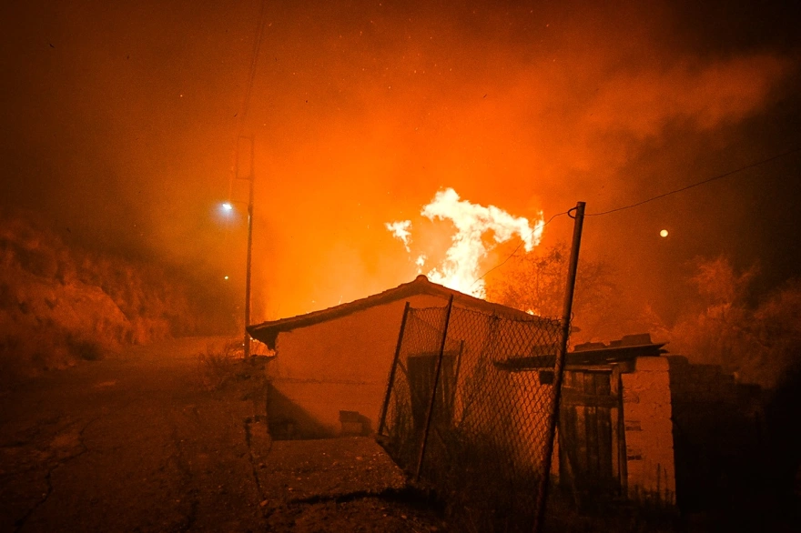 Ηράκλεια Ηλείας: Οι φλόγες περικυκλώνουν το χωριό – Μαζική απομάκρυνση κατοίκων (VIDEO)