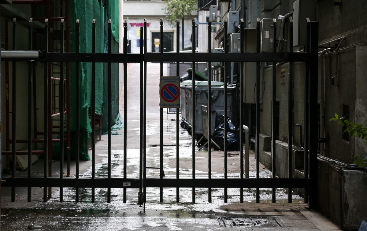 Θεσσαλονίκη: 45χρονος «σήκωσε»…καγκελόπορτα από μονοκατοικία