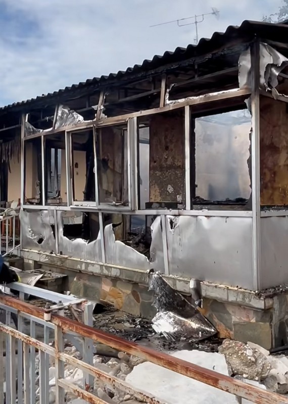 Καβάλα: Ελαφρύς ο τραυματισμός του πυροσβέστη – Κάηκε ολοσχερώς το σπίτι (VIDEO)