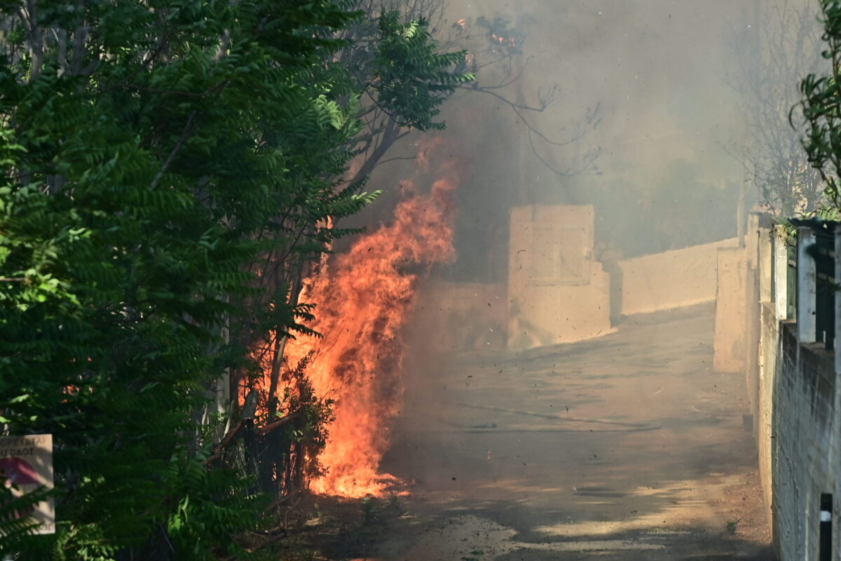 Τραγωδία στη μεγάλη φωτιά στην Αττική – Ηλικιωμένος εντοπίστηκε νεκρός, εκκενώθηκε γηροκομείο (ΦΩΤΟ+VIDEO)