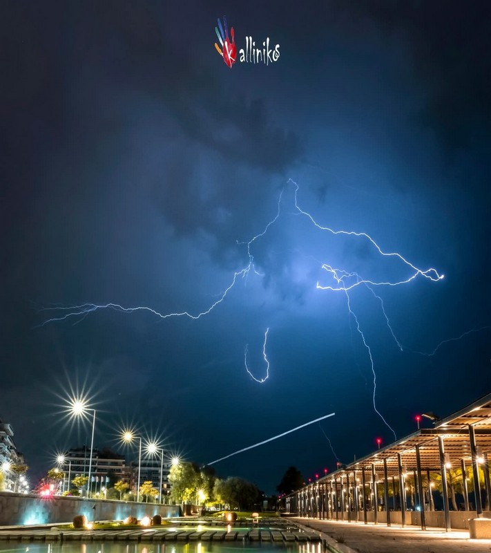«Ηλεκτρισμένη» Τρίτη: Πάνω από 5.000 κεραυνοί στη Βόρεια Ελλάδα – Σύμπλεγμα καταιγίδων στον Θερμαϊκό