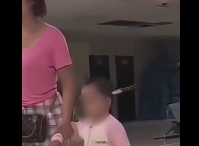 Κίνα: Με μαχαίρι καρφωμένο στο κεφάλι περπατά 3χρονη σε νοσοκομείο (VIDEO)