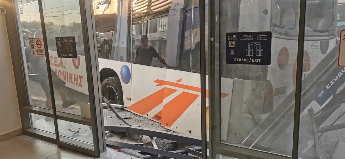 Λεωφορείο έπεσε πάνω στο κτίριο των ΚΤΕΛ Χαλκιδικής