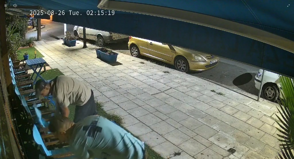 Θεσσαλονίκη: Ληστές «πιάνονται» επ’ αυτοφώρω από κάμερα ασφαλείας να κλέβουν…καρέκλες (VIDEO)