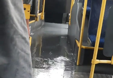 Θεσσαλονίκη: Λεωφορείο του ΟΑΣΘ μετατράπηκε σε… πισίνα (VIDEO)