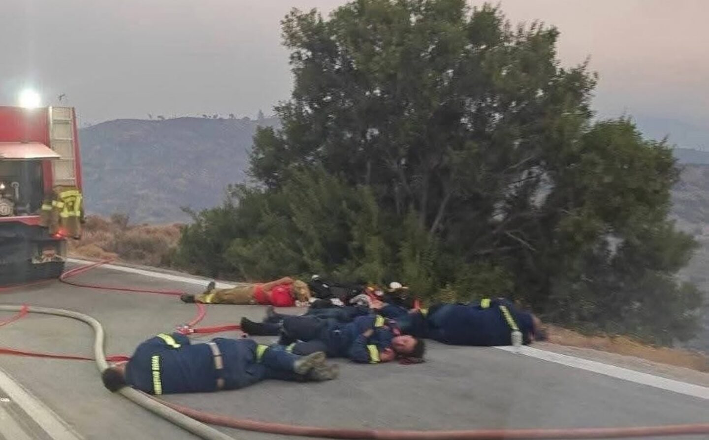 H σοκαριστική εικόνα των πυροσβεστών μετά την μάχη με την πυρκαγιά στη Χίο (ΦΩΤΟ)