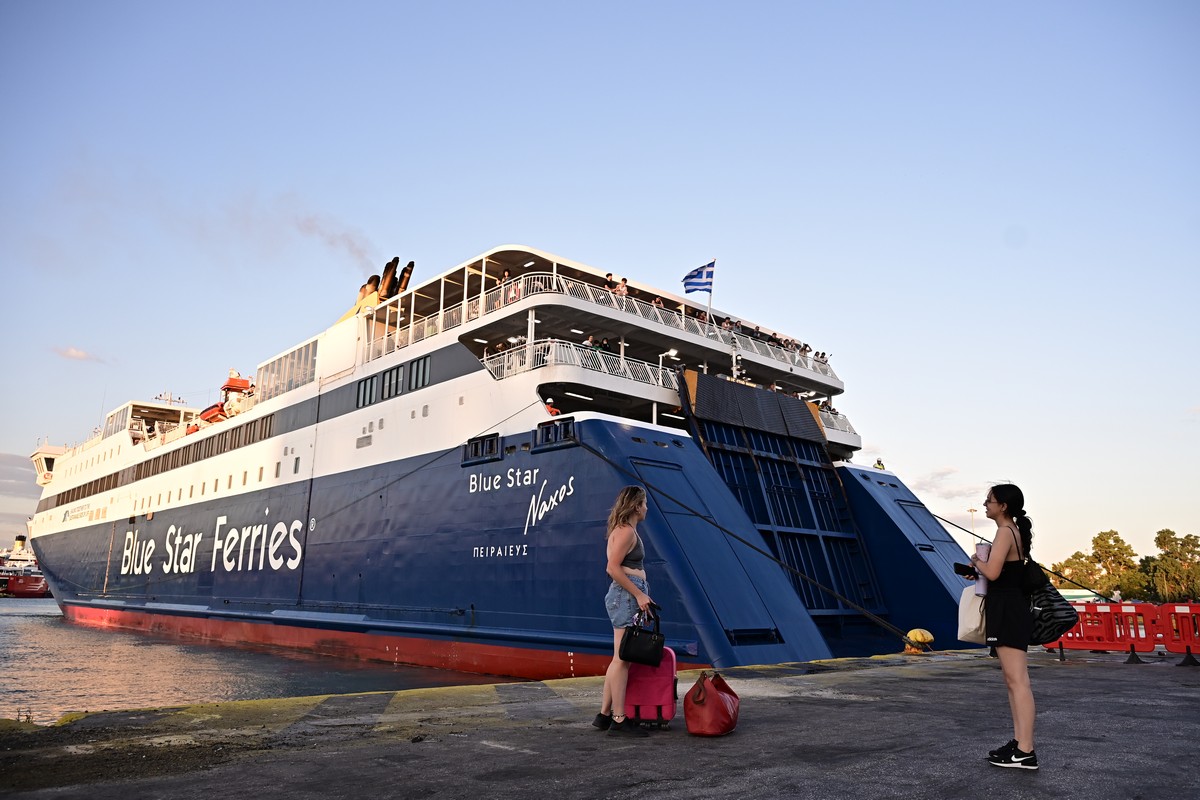 Αττική: Χωρίς τις αισθήσεις του 20χρονος – Σκάλωσε σε πόρτα στο γκαράζ του πλοίου