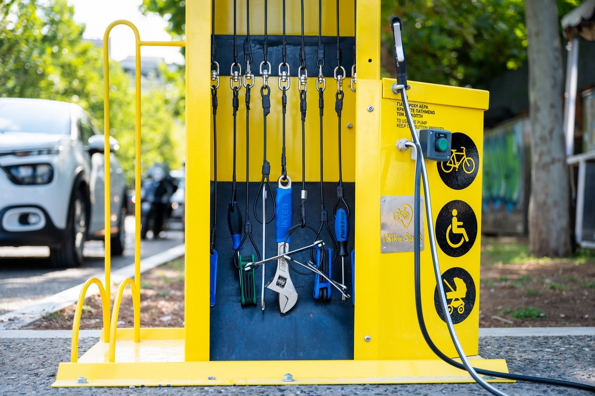 Δύο σταθμοί επισκευής ποδηλάτων στη Νέα Παραλία – Έκκληση στους πολίτες να σεβαστούν τον δημόσιο χώρο
