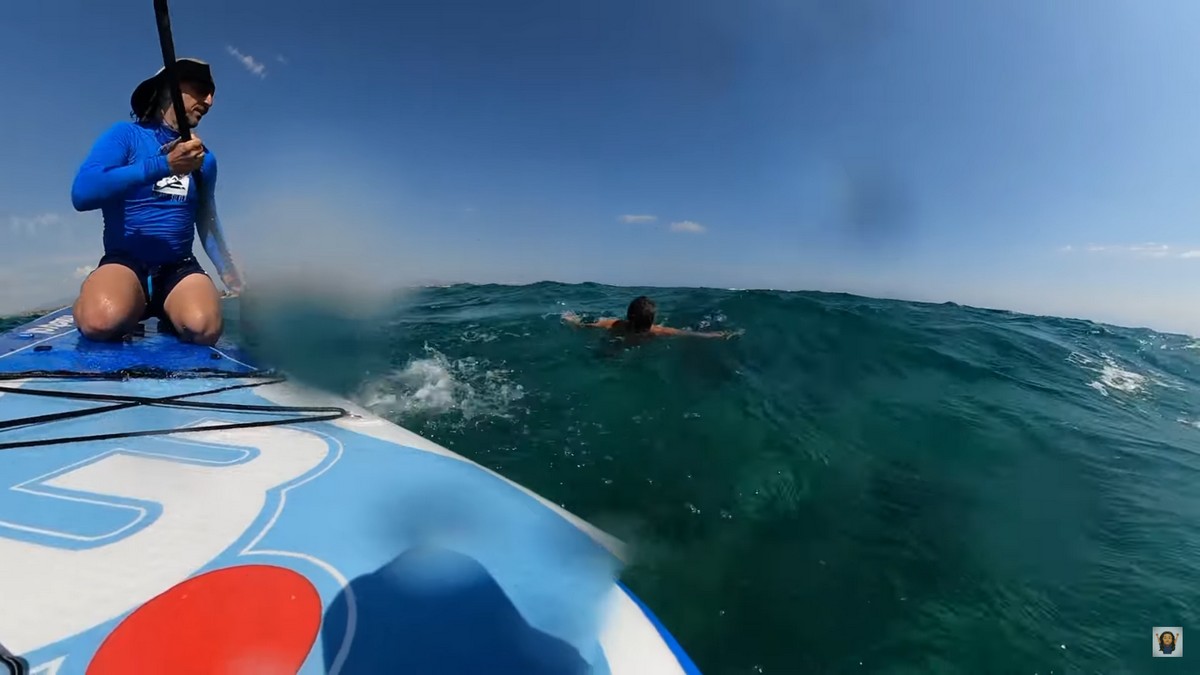 Επανομή: Ήρωας sup-surfer βοηθάει πατέρα με παιδιά που παρασύρθηκαν από τα κύματα να βγουν στη στεριά (VIDEO)