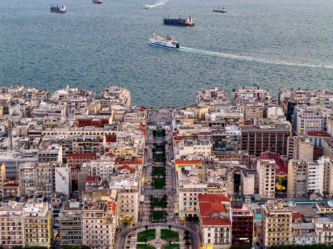 Ο Σκρέκας στη Θεσσαλονίκη, το briefing που άργησε και η φιλία Γκιουλέκα – Πιερρακάκη