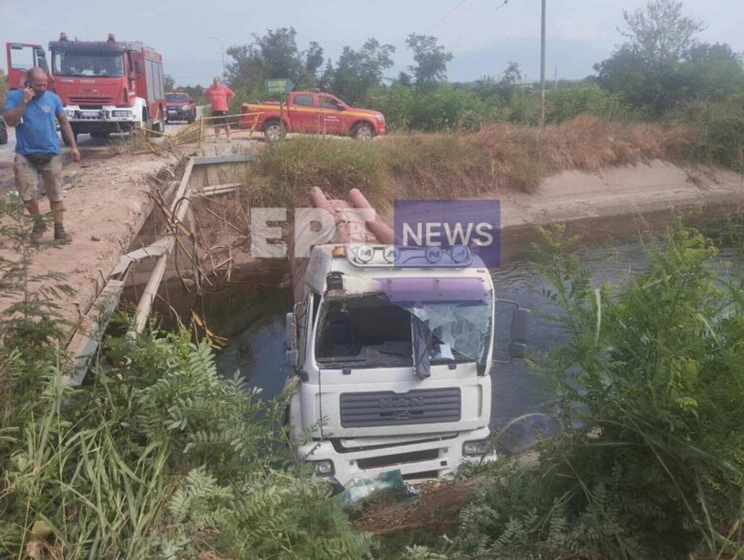 Σέρρες: Βυτιοφόρο όχημα έπεσε σε κανάλι – Πυροσβέστες απεγκλώβισαν τον οδηγό (ΦΩΤΟ)
