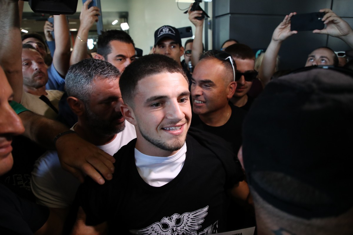 ΠΑΟΚ: «Σεισμός» στο αεροδρόμιο για την άφιξη Ζαφείρη (ΦΩΤΟ+VIDEO)