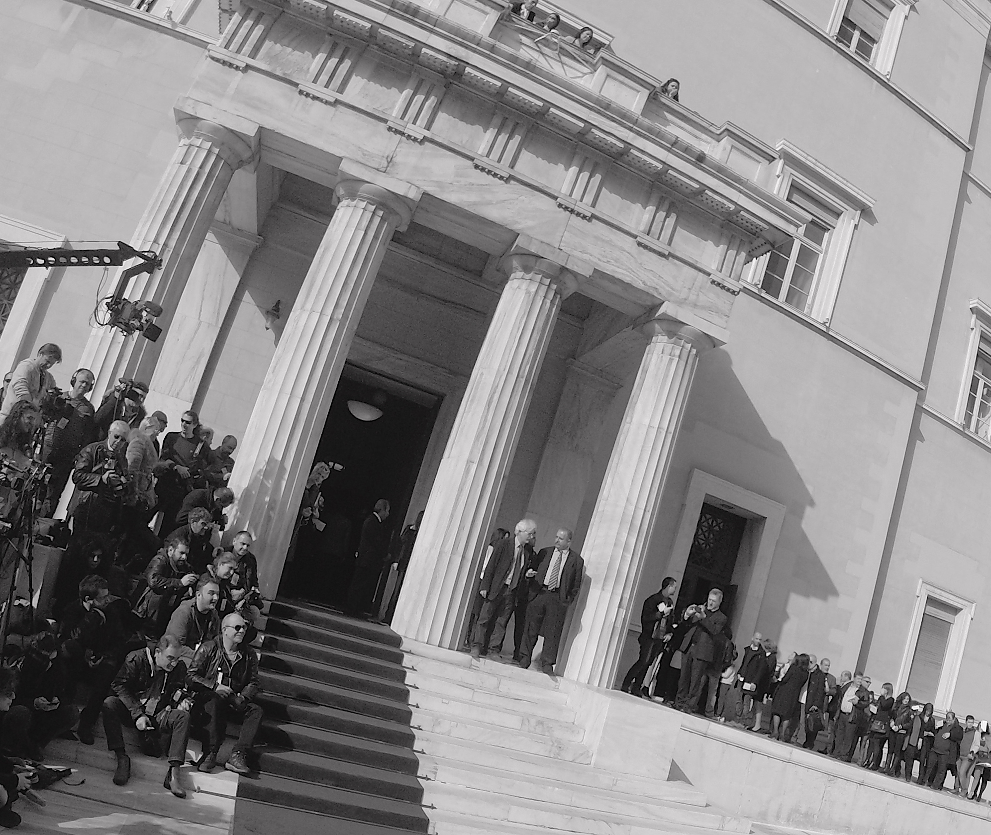 Τα τραγούδια και τα… παρατράγουδα του πολιτικού συστήματος