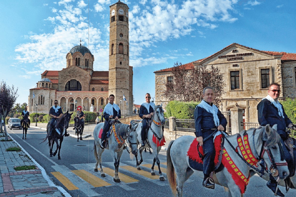 Σιάτιστα: Το έθιμο των καβαλάρηδων με χάλκινα και παρελάσεις