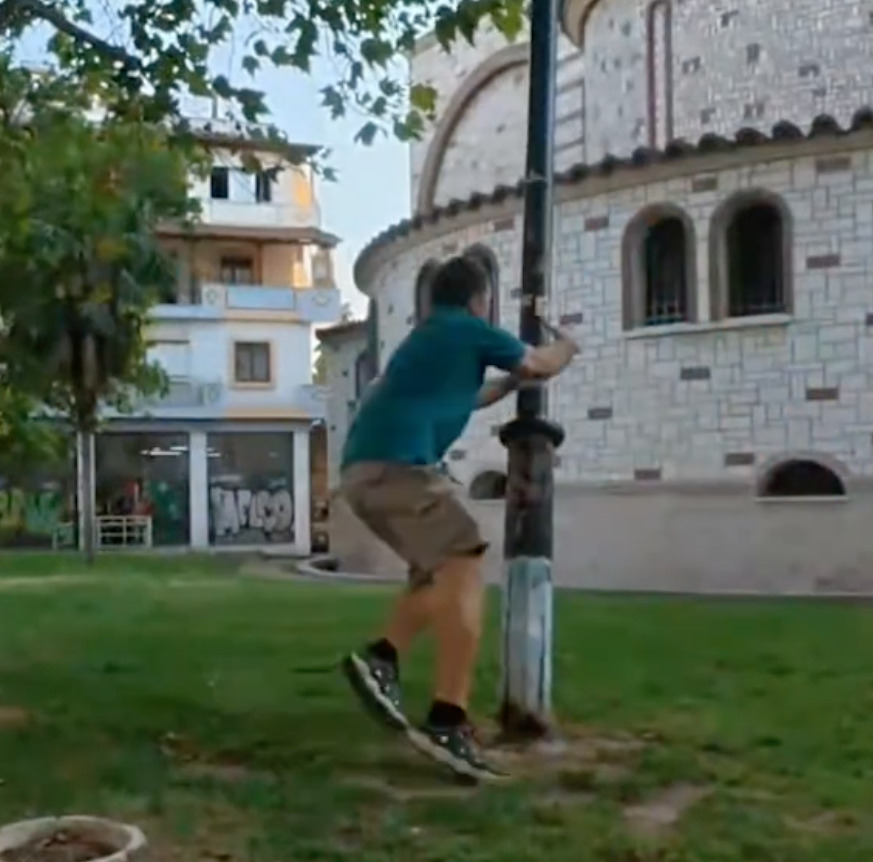 Θεσσαλονίκη: Ο Ευτύχης Μπλέτσας γκρέμισε κολώνα φωτισμού (VIDEO)