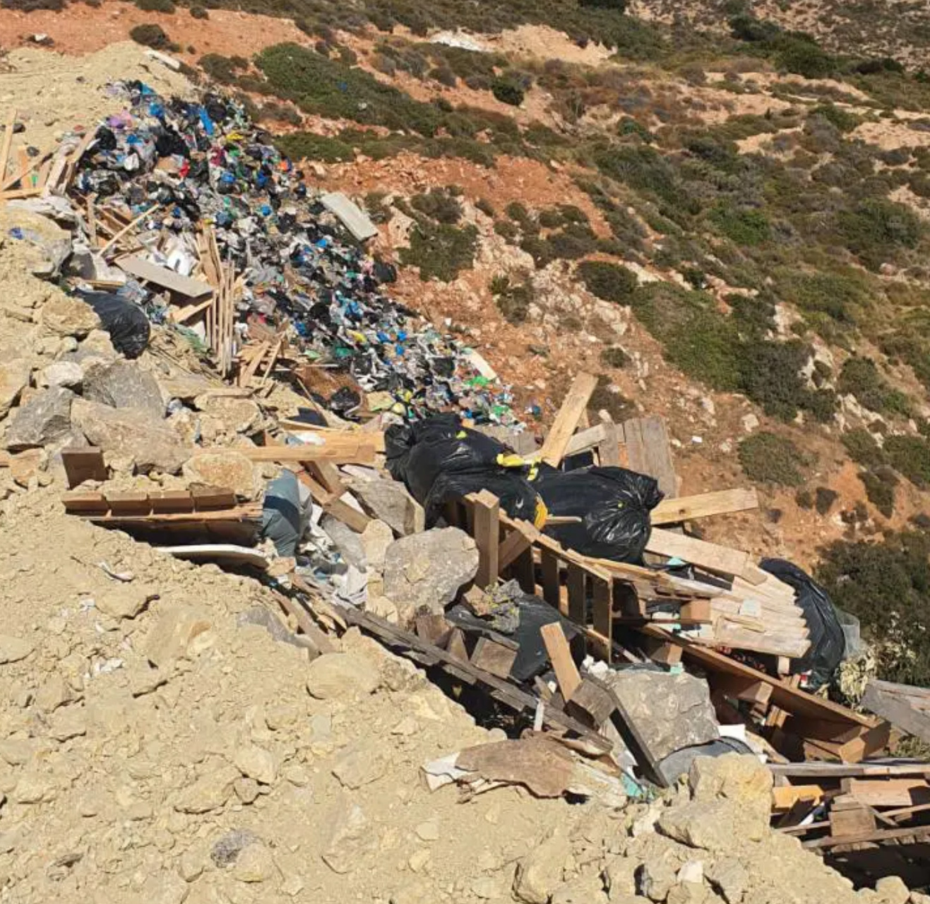 Μήλος: 17 συλλήψεις για παράνομη χωματερή – Κατηγορίες για περιβαλλοντική ρύπανση
