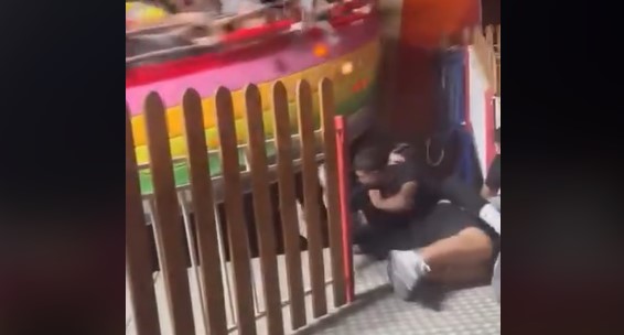 Σοκαριστικό ατύχημα σε λούνα παρκ – Νεαροί «εκτοξεύτηκαν» από παιχνίδι όταν έσπασε προστατευτικό κιγκλίδωμα (VIDEO)