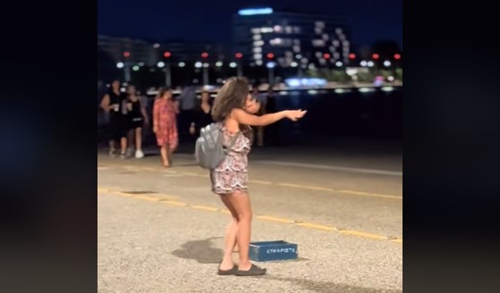 Θεσσαλονίκη: Νεαρή… έστησε μόνη της γλέντι στη Νέα Παραλία (VIDEO)