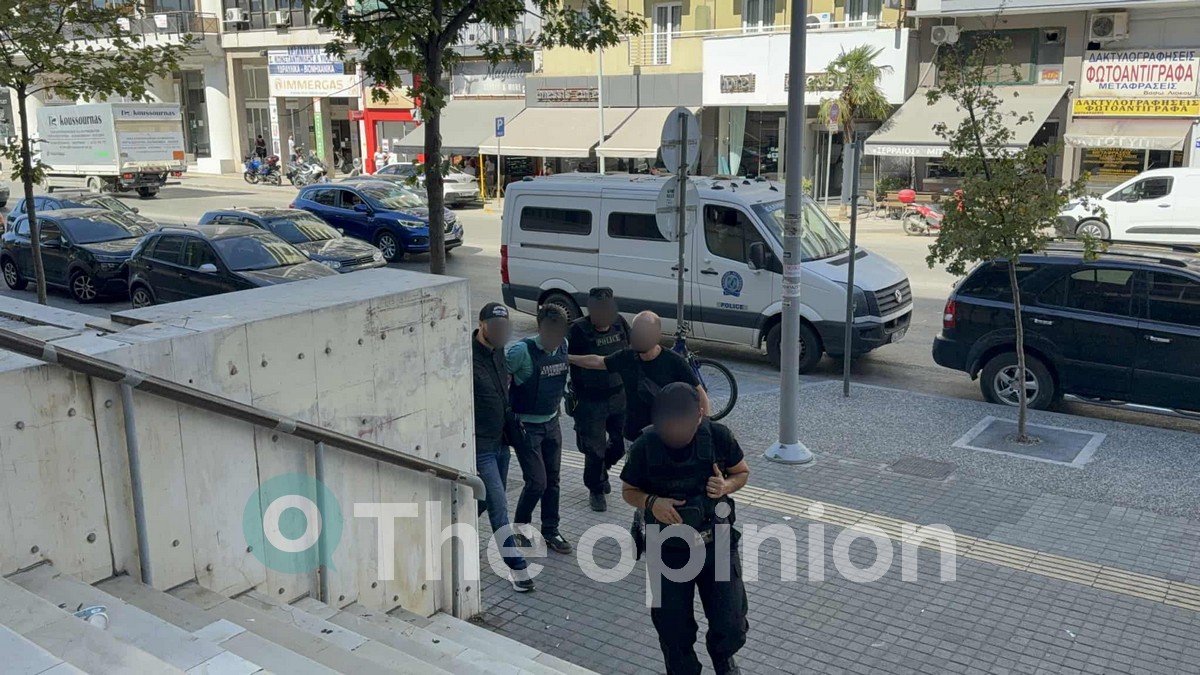 Θεσσαλονίκη: Στα Δικαστήρια ο 50χρονος αδελφοκτόνος – Αυτή την ώρα κηδεύεται η αδερφή του