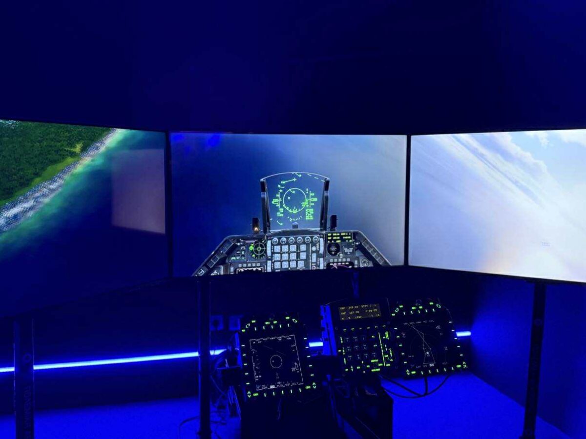 Μια πτήση με F-16 μέσα από τον εξομοιωτή της Πολεμικής Αεροπορίας στη ΔΕΘ (ΦΩΤΟ)