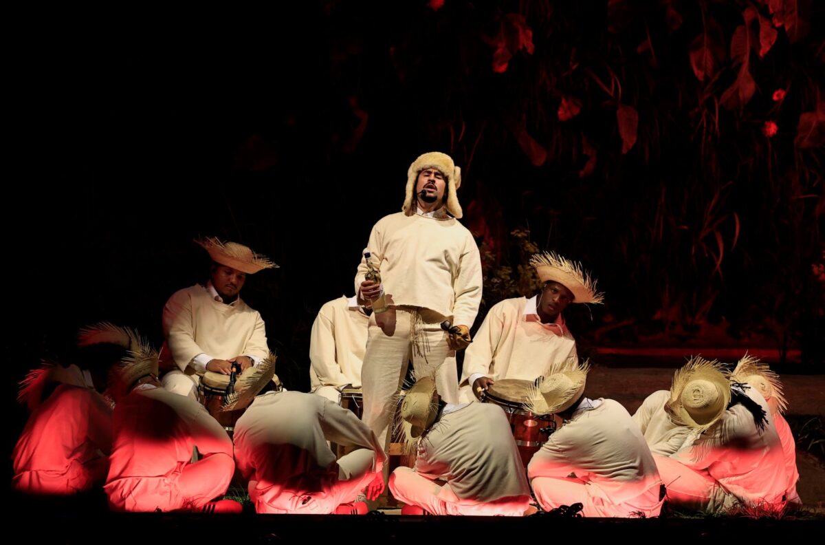 Ο Bad Bunny λέει ότι δεν συμπεριέλαβε τις ΗΠΑ στην περιοδεία του επειδή φοβόταν εφόδους της ICΕ