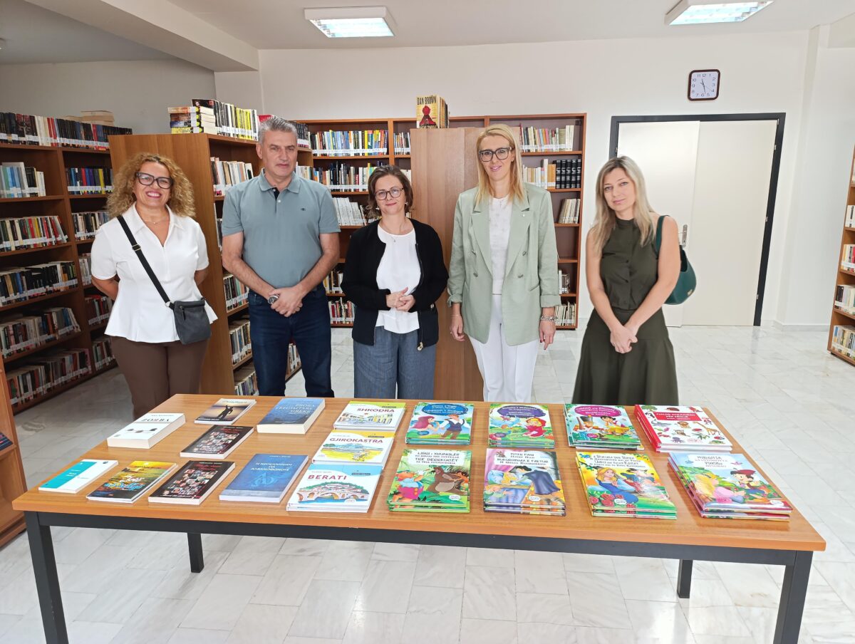 Με δίγλωσσα βιβλία στην ελληνική και αλβανική γλώσσα εμπλουτίστηκε η Δημοτική Βιβλιοθήκη Ωραιοκάστρου