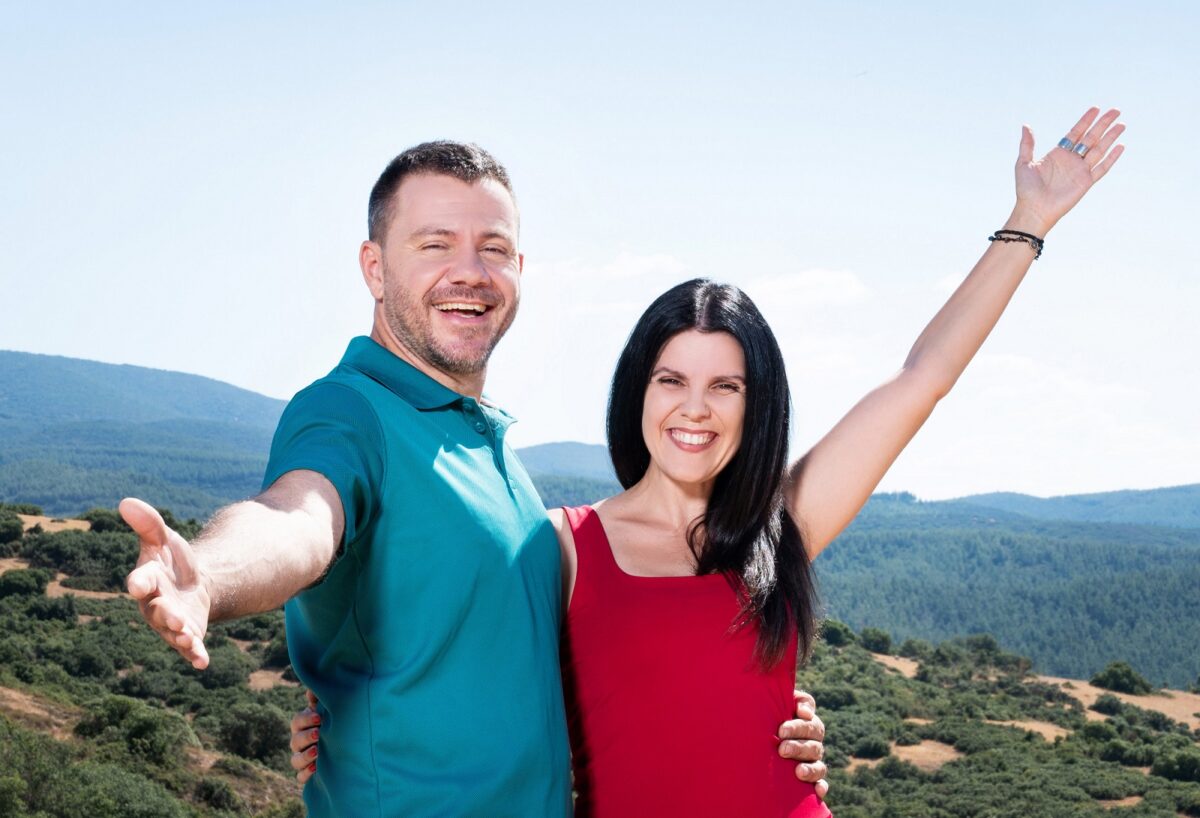 «Happy Traveller»: Κλείνει 10 χρόνια στον αέρα του ΣΚΑΪ –  Πότε κάνει πρεμιέρα για τη νέα σεζόν