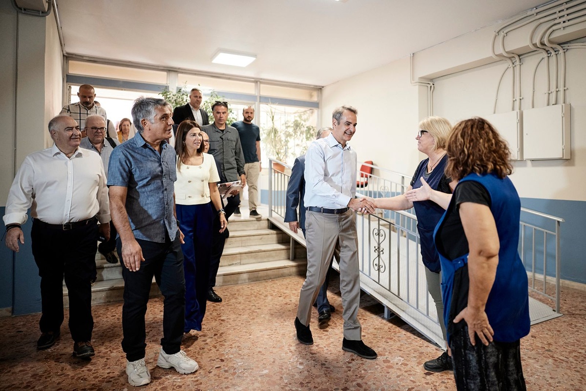 Κ. Μητσοτάκης: Επίσκεψη στο Ωνάσειο Σχολείο Περιστερίου – «Η κυβέρνηση θα συνεχίσει να επενδύει συστηματικά στη δημόσια παιδεία»
