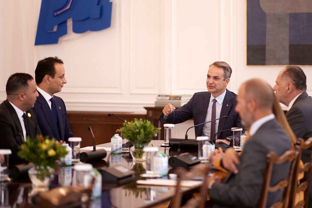 Συνάντηση Μητσοτάκη με τον γενικό διευθυντή του Ταμείου Ανάπτυξης και Ανασυγκρότησης της Λιβύης