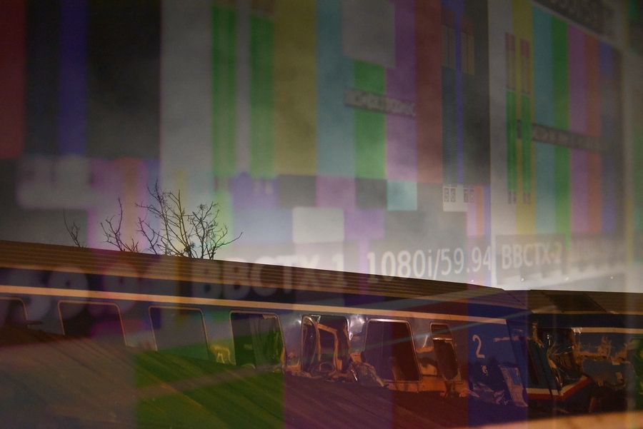 Όταν οι ζωντανοί νομίζουν πως θυμούνται τους νεκρούς, η λήθη «βγαίνει» σε απευθείας μετάδοση