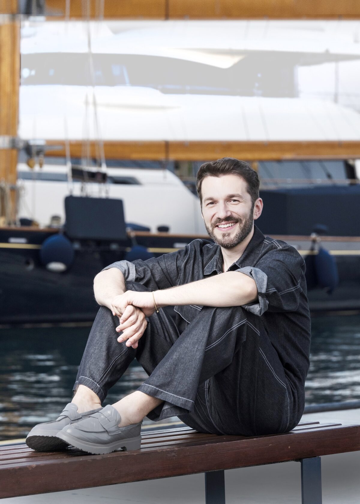 «Σαν ταξιδάκι αναψυχής»: Ο Θοδωρής Βουτσικάκης επιστρέφει στη σκηνή του Φεστιβάλ Μονής Λαζαριστών