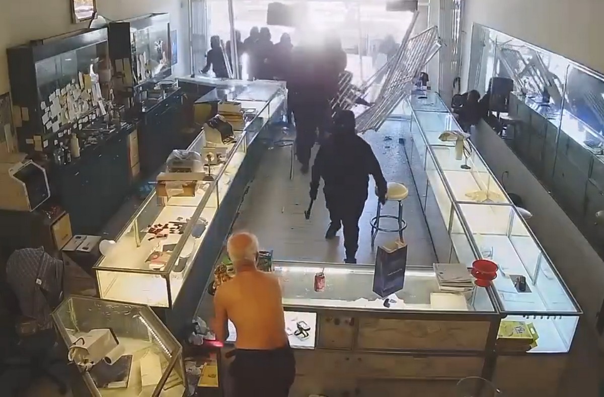 ΗΠΑ: Ληστές «μπούκαραν» με αυτοκίνητο σε κατάστημα – Έπαθε εγκεφαλικό ο ιδιοκτήτης (VIDEO)