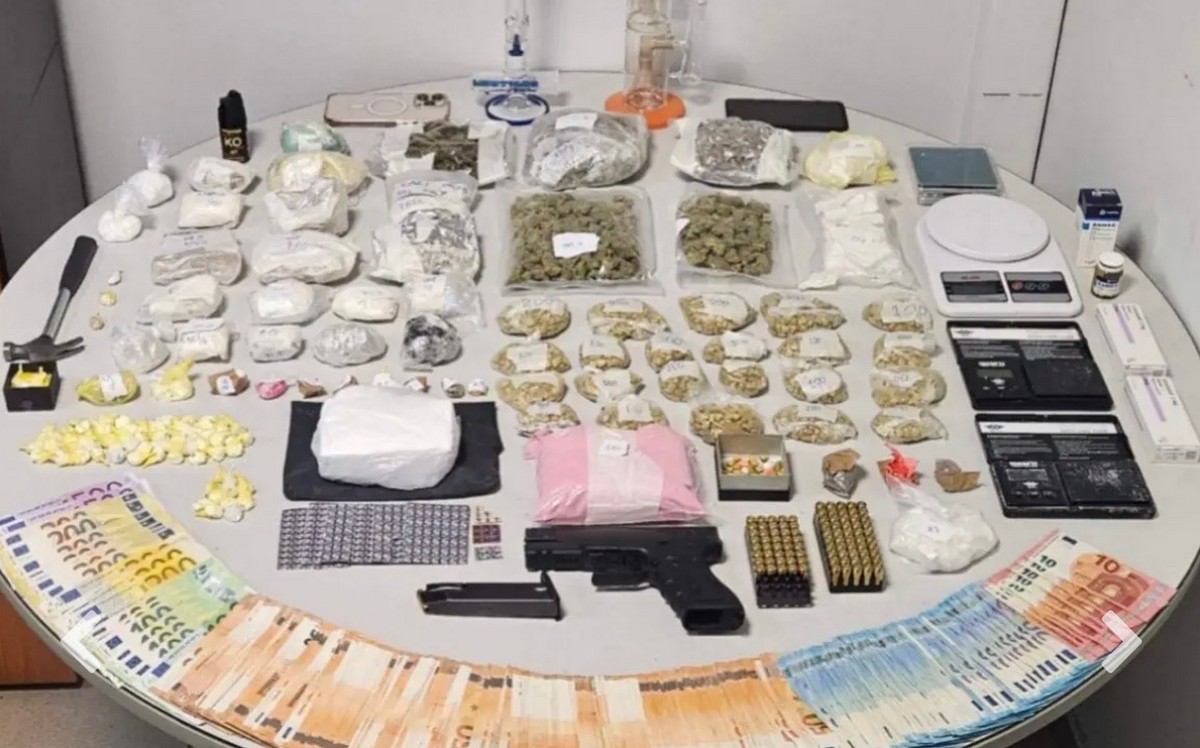 Κατείχε οκτώ διαφορετικές ουσίες: Με συνοδεία ΟΠΚΕ και ΕΚΑΜ στα δικαστήρια ο 47χρονος