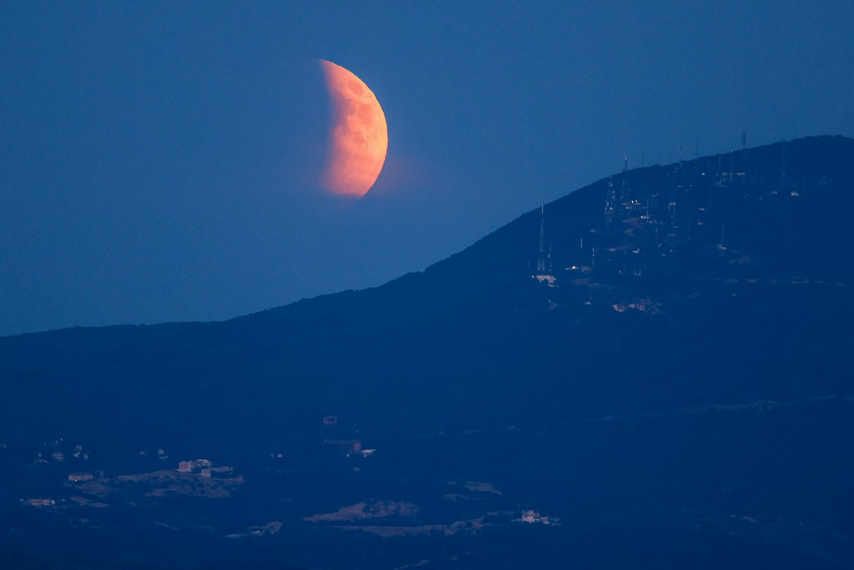 Ολική έκλειψη σελήνης – Το φεγγάρι που εντυπωσίασε όλο τον κόσμο (ΦΩΤΟ)