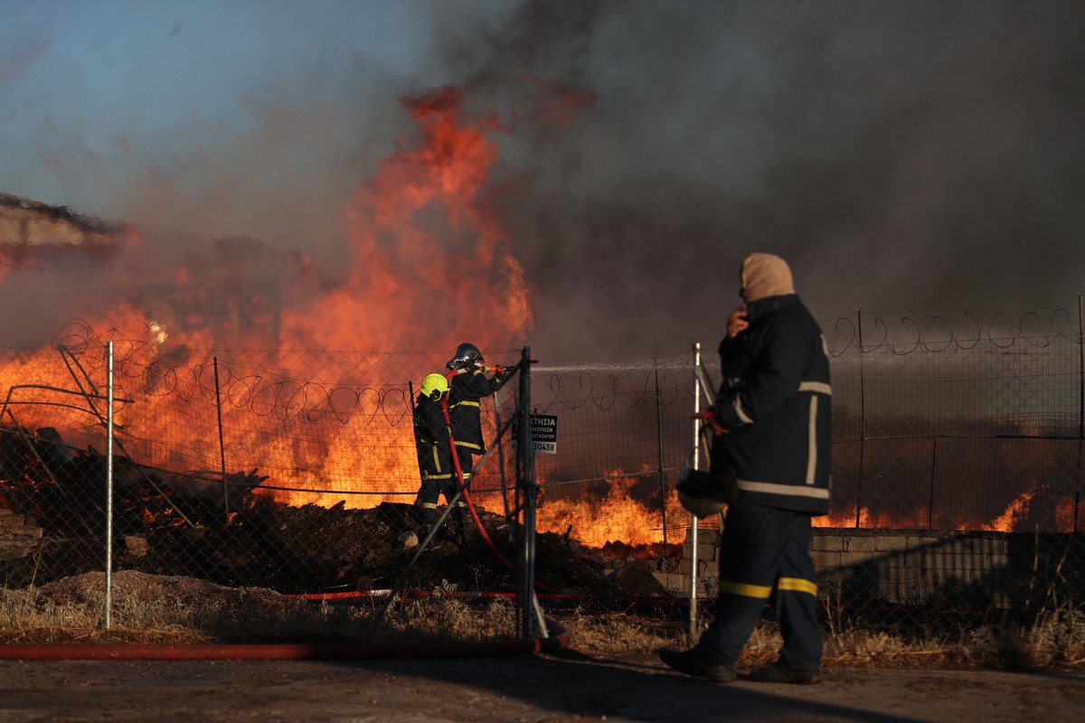 Μεγάλη φωτιά σε εργοστάσιο ανακύκλωσης στις Σέρρες