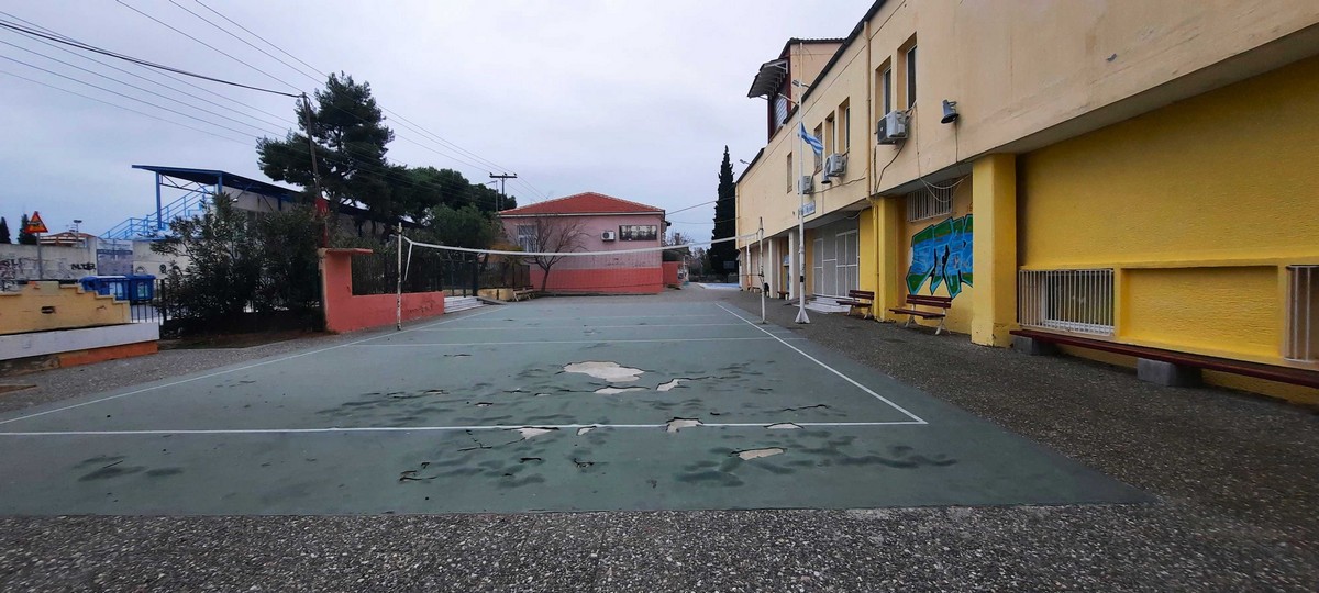 Έγραψαν συνθήματα σε φρεσκοβαμμένους τοίχους δύο Γυμνασίων στον δήμο Θερμαϊκού – Οργισμένη αντίδραση από τη διοίκηση