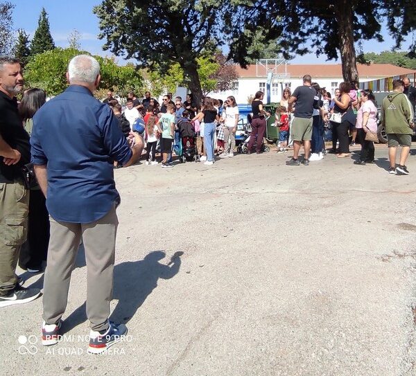 Θεσσαλονίκη: Γονείς και μαθητές κάνουν κατάληψη σε Δημοτικό σχολείο για τη μετατροπή του σε τριθέσιο