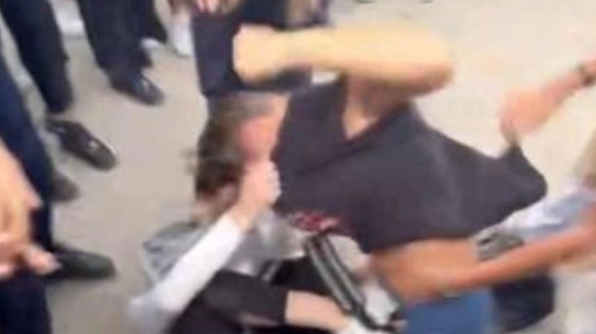 Ξυλοδαρμός ανάμεσα σε μαθήτριες έξω από σχολείο (VIDEO)