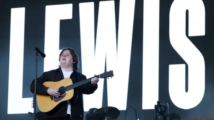 Ο Λιούις Καπάλντι επιστρέφει σε συναυλίες μετά από το πρόβλημα υγείας